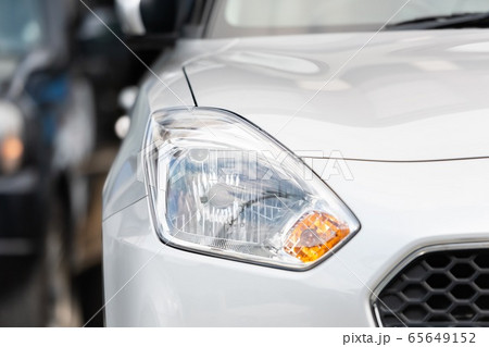 自動車のヘッドライト 65649152