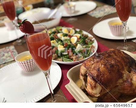クリスマスパーティーの豪華な食卓 65649657