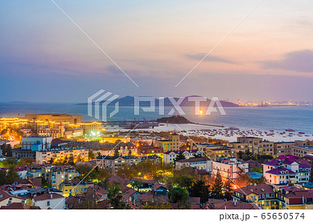 Scenic evening view of the Zhongshan Road district 65650574