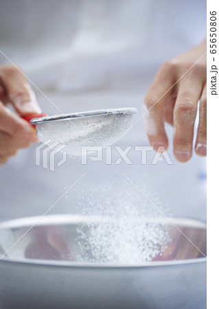 小麦粉をふるうパティシエ 製菓イメージ 小麦粉をふるうパティシエ 製菓イメージ 65650806