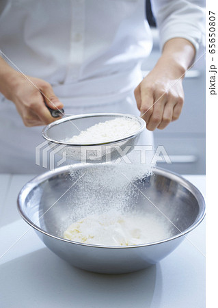 小麦粉をふるうパティシエ 製菓イメージ 小麦粉をふるうパティシエ 製菓イメージ 65650807