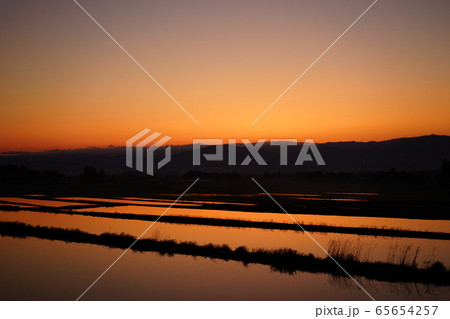 北上山地の夜明け 65654257
