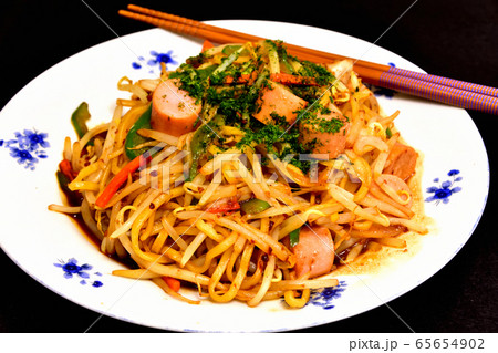 魚肉ソーセージ入り焼きそば 65654902