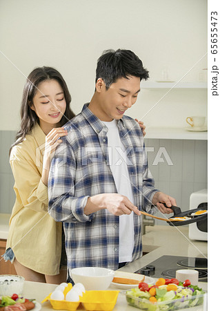 キッチン 料理 夫婦 65655473