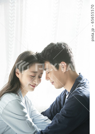 夫婦 カップル 笑顔 65655570