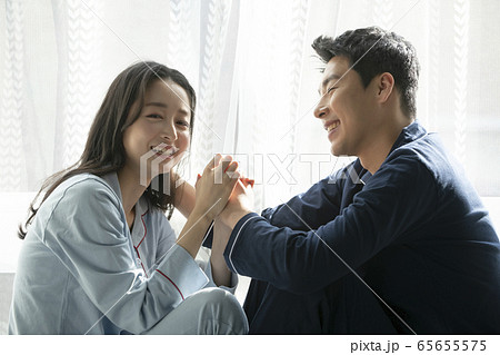 夫婦 カップル 笑顔 65655575