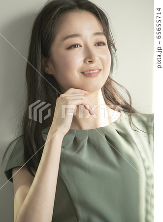 ポートレート 20代 笑顔 65655714