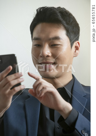 ビジネス サラリーマン 笑顔 65655781