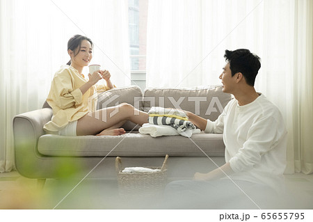 リビングルーム 洗濯 夫婦 65655795