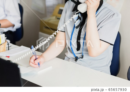 電話をする女性 電話をする女性 65657930