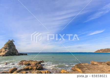 海 岩 空 南房総市富浦町の海岸の写真素材