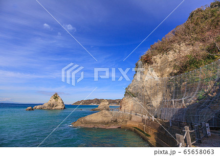 海 岩 空 南房総市富浦町の海岸の写真素材