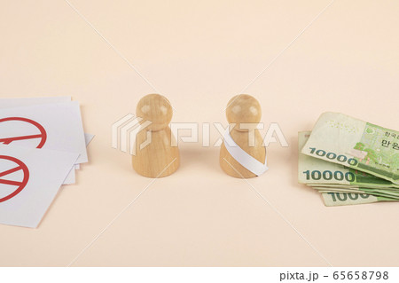 Voting and Election concept, voting paper in the ballot box 122 65658798