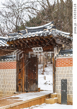 Korean traditional architecture, wintertime landscape of Korean palace 114 Korean traditional architecture, wintertime landscape of Korean palace 114 65659128