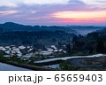 朝日がさす直前の星峠の棚田 65659403