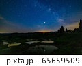 田園風景と夜空に浮かぶ天の川 65659509
