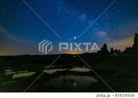 田園風景と夜空に浮かぶ天の川 65659509