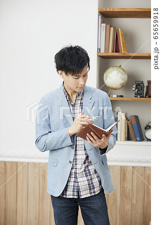 若い男性 若い男性 65659918