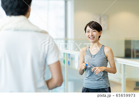 カップル スポーツクラブ ジム の写真素材