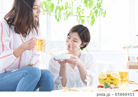 女子会 ビールで乾杯 女子会 ビールで乾杯 65660455