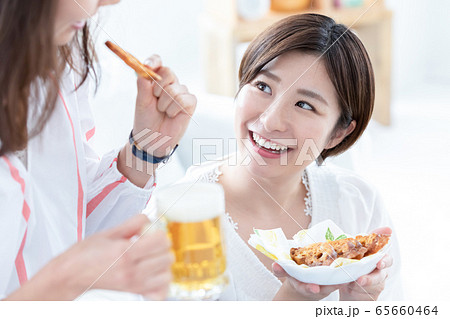 女子会　ビールで乾杯 65660464