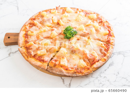 hawaiian pizza on table 65660490