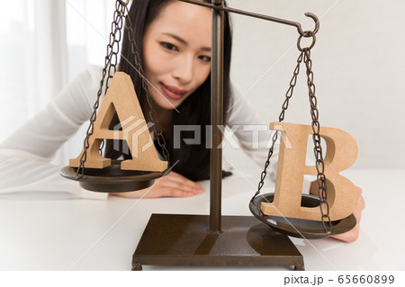 AとBを比較する女性 AとBを比較する女性 65660899