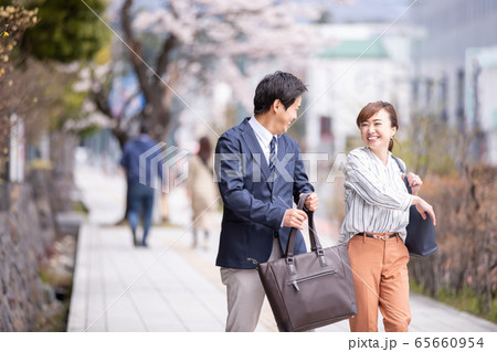 カジュアルビジネスの会社員 65660954