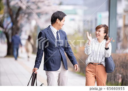 カジュアルビジネスの会社員 65660955