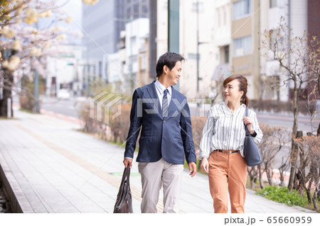 カジュアルビジネスの会社員 65660959