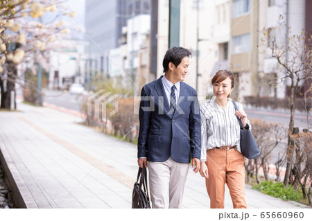 カジュアルビジネスの会社員 65660960