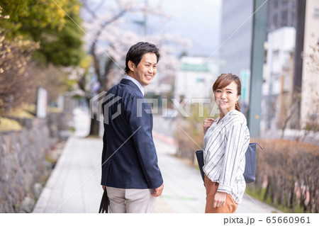 カジュアルビジネスの会社員 65660961