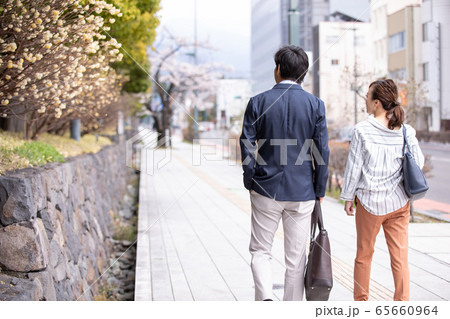 カジュアルビジネスの会社員 65660964