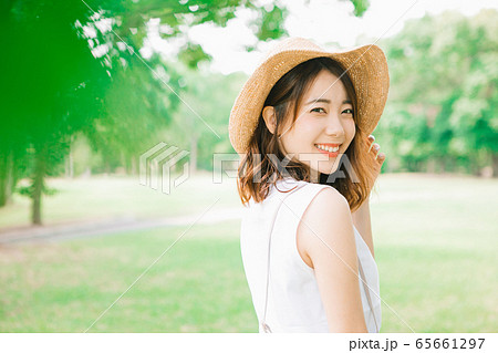 若い女性の夏イメージ 若い女性の夏イメージ 65661297