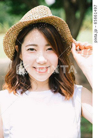 若い女性の夏イメージ　 65661497