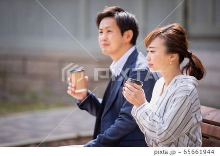 カジュアルビジネスの会社員 65661944