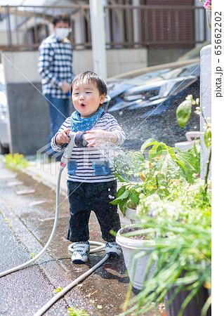 水撒きをする幼児 1歳 男児 水撒きをする幼児 1歳 男児 65662202