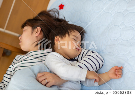 昼寝 親子 幼児の寝顔 昼寝 親子 幼児の寝顔 65662388
