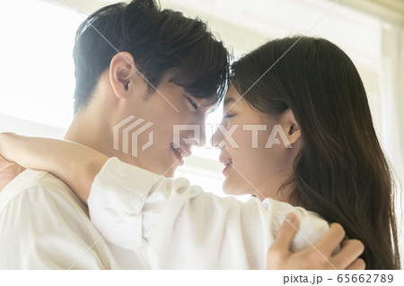 カップル 恋人 新婚夫婦 65662789