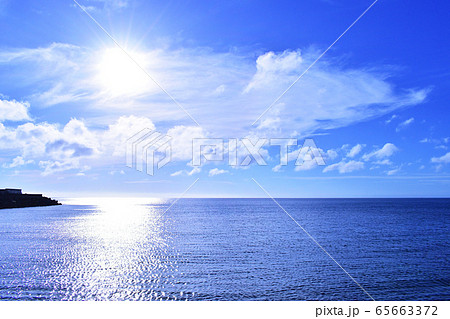 太陽と空と海 沖縄県の写真素材
