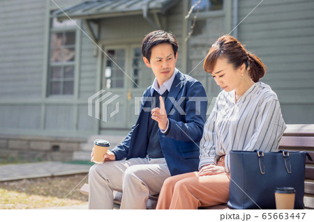 パワハラされるアジア人のビジネスウーマン 65663447