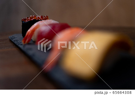 食の職人、板前の握る寿司 65664308