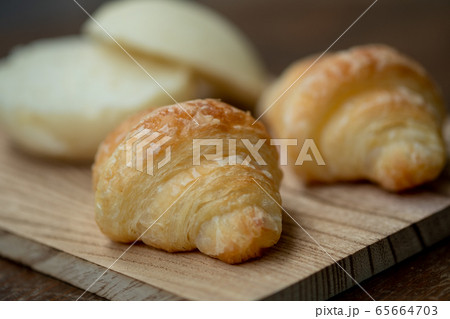 クロワッサンとコッペパン 65664703