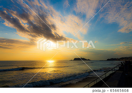 夕暮れの江ノ島 65665608
