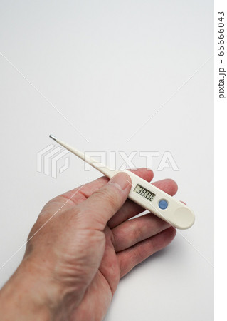 中高年男性の検温 高熱 65666043