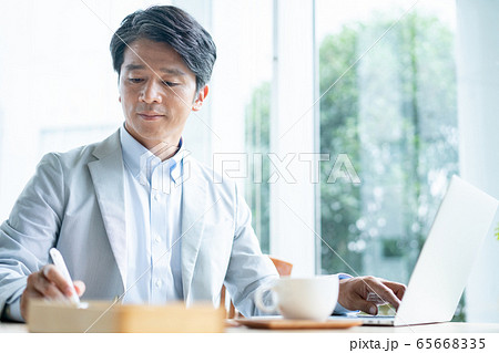ビジネス　男性　カフェ　仕事 65668335