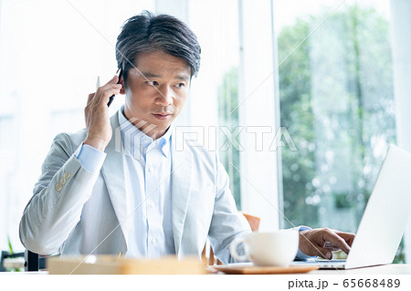 ビジネス　男性　電話　カフェ 65668489