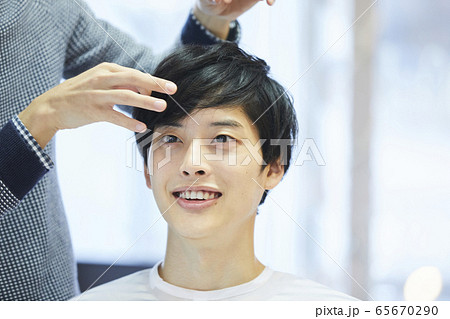 ヘアメイク　若い男性 65670290