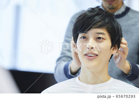 ヘアメイク　若い男性 65670293