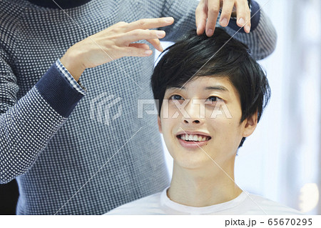 ヘアメイク　若い男性 65670295